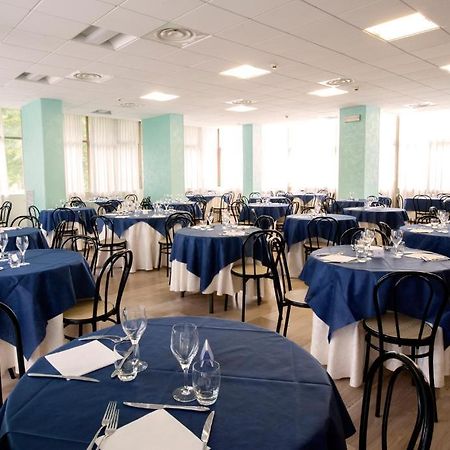 Hotel Royal Pesaro Bagian luar foto