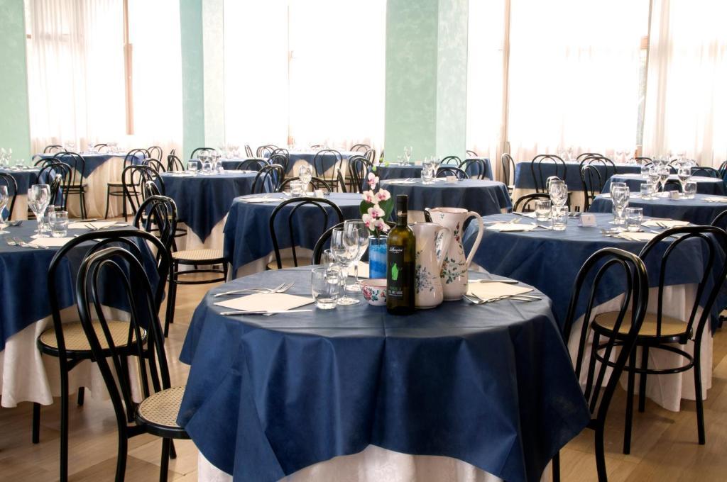 Hotel Royal Pesaro Bagian luar foto